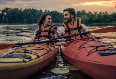 Kayık tarafından seyahat Çift
