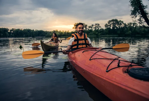 Paar mit Kajak unterwegs — Stockfoto