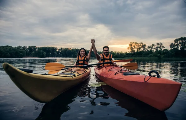 Couple voyageant en kayak — Photo