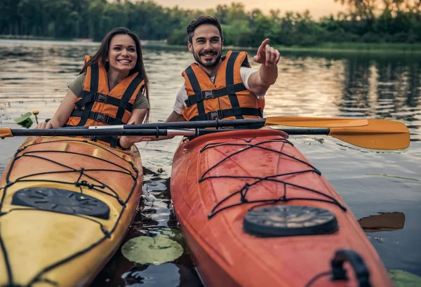 Pareja viajando en kayak —  Fotos de Stock