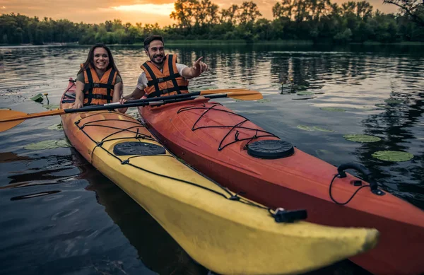 Coppia che viaggia in kayak — Foto Stock