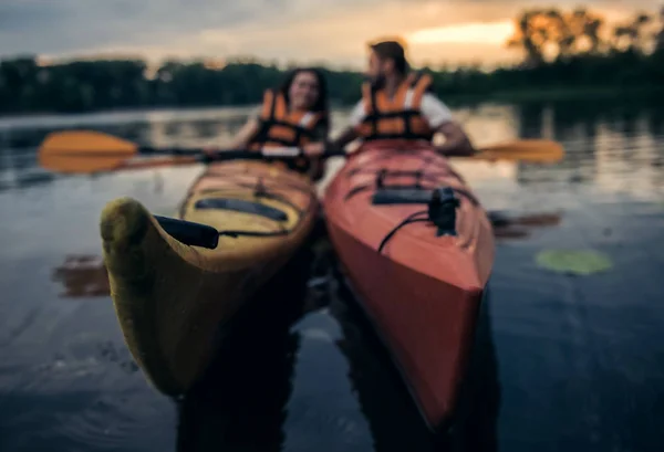 Coppia che viaggia in kayak — Foto Stock