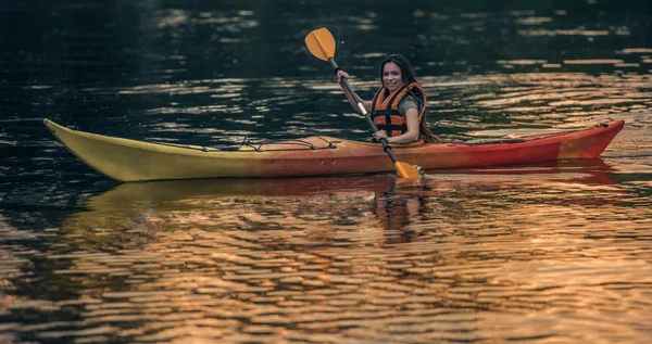 Woman and kayak — Stock Photo, Image