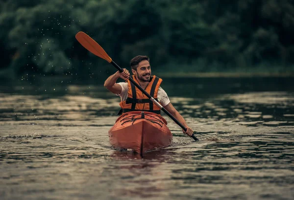 Hombre y kayak —  Fotos de Stock