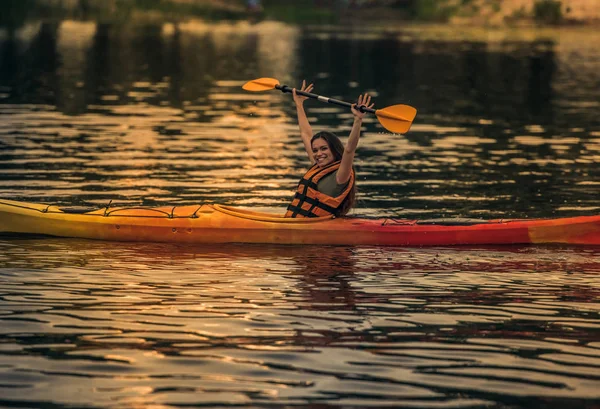 Mujer y kayak —  Fotos de Stock