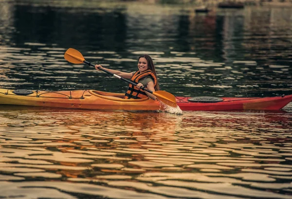 Donna e kayak — Foto Stock