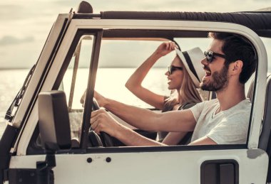 Arabayla seyahat eden çift.