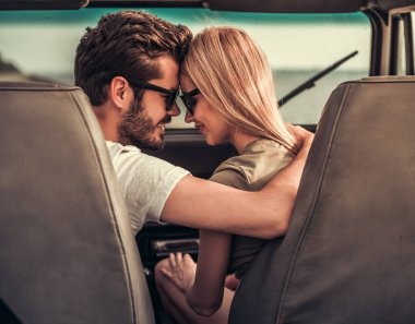 Arabayla seyahat eden çift.