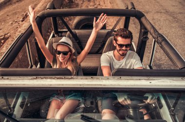 Arabayla seyahat eden çift.