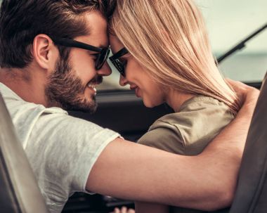 Arabayla seyahat eden çift.