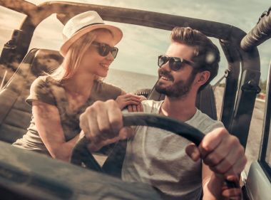 Arabayla seyahat eden çift.