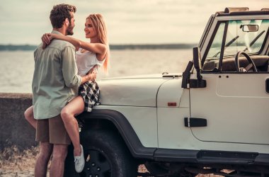 Arabayla seyahat eden çift.