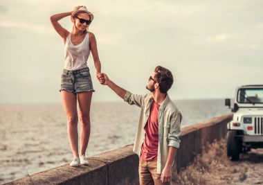 Arabayla seyahat eden çift.