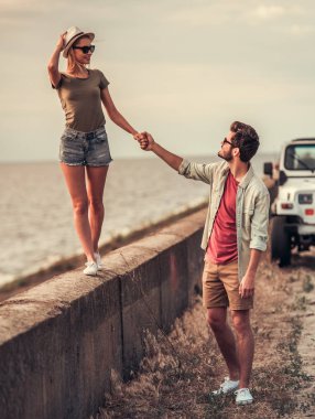 Arabayla seyahat eden çift.