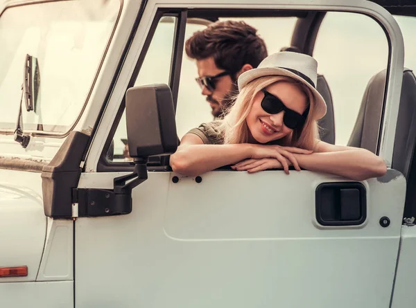 Pareja viajando en coche —  Fotos de Stock