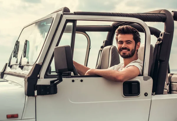 Araba süren bir adam.