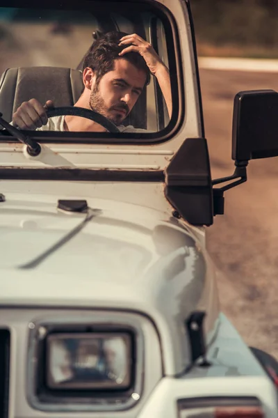 Hombre conduciendo un coche — Foto de Stock