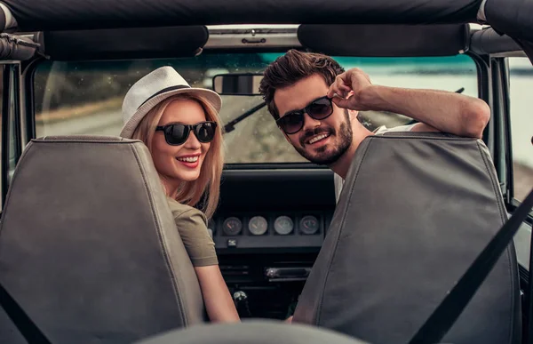 Arabayla seyahat eden çift.