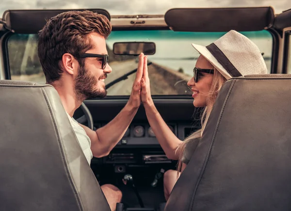 Arabayla seyahat eden çift.