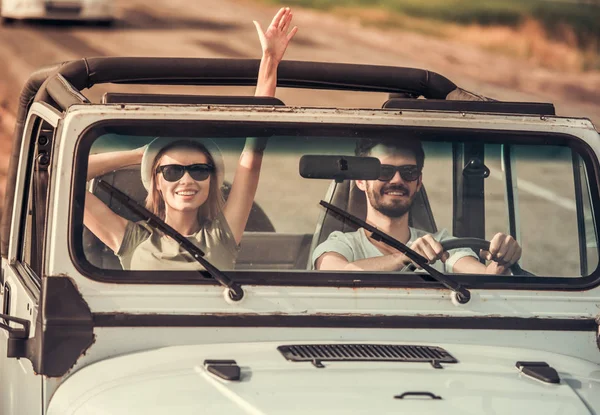 Casal viajando de carro — Fotografia de Stock