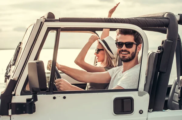 Pareja viajando en coche — Foto de Stock