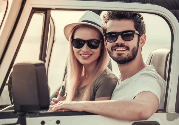 Arabayla seyahat eden çift.