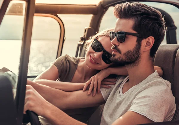 Pareja viajando en coche — Foto de Stock