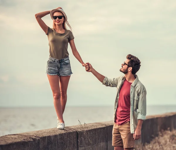 Arabayla seyahat eden çift.