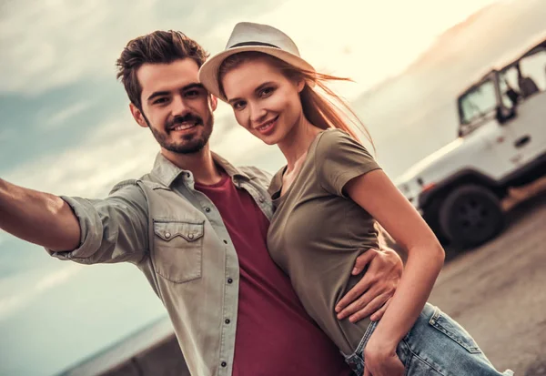Couple travelling by car — Stock Photo, Image