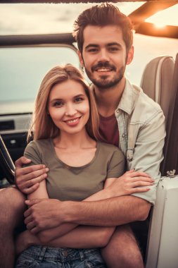 Arabayla seyahat eden çift.