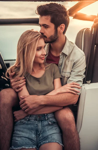 Arabayla seyahat eden çift.