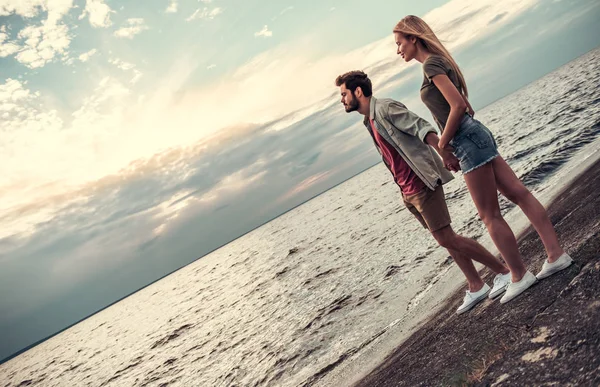 Pareja caminando en el mar — Foto de Stock