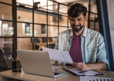 yakışıklı işadamı çalışma