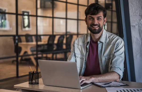 yakışıklı işadamı çalışma