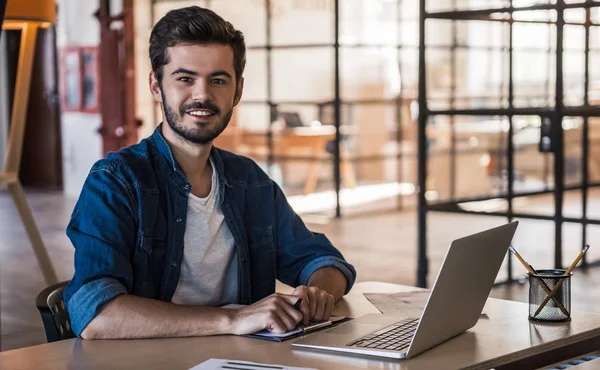 Attraktiv forretningsmann i arbeid – stockfoto