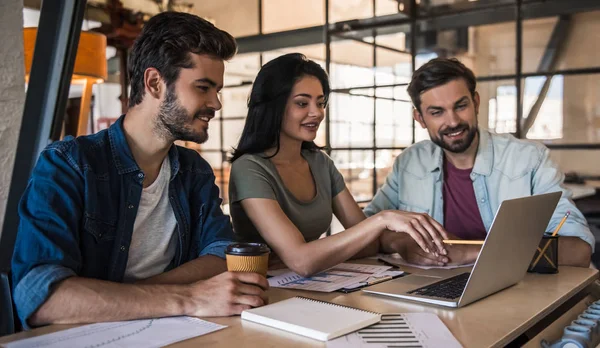 Young business team working — Stock Photo, Image
