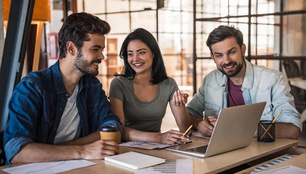 Trabajo en equipo empresarial joven —  Fotos de Stock