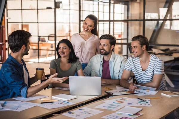 Jungunternehmerteam arbeitet — Stockfoto