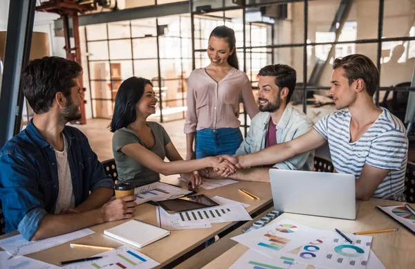 Trabajo en equipo empresarial joven — Foto de Stock