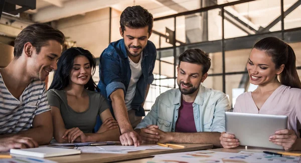 Trabajo en equipo empresarial joven — Foto de Stock