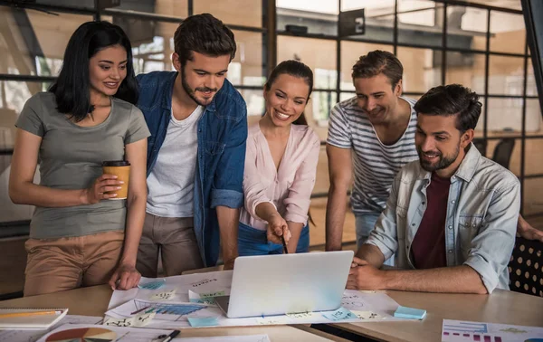 Young business team working — Stock Photo, Image
