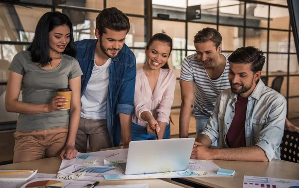 Trabajo en equipo empresarial joven —  Fotos de Stock