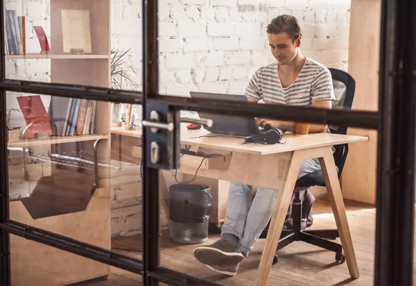 Équipe de jeunes entreprises travaillant — Photo