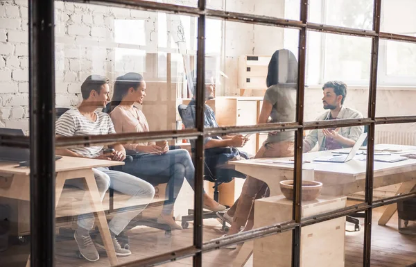 Trabajo en equipo empresarial joven — Foto de Stock