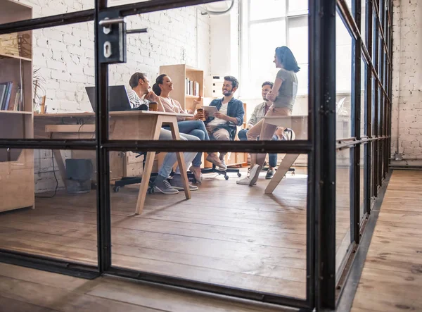 Trabajo en equipo empresarial joven — Foto de Stock