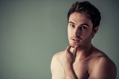 Yakışıklı genç adam. 