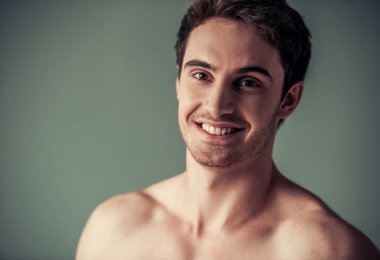 Yakışıklı genç adam. 