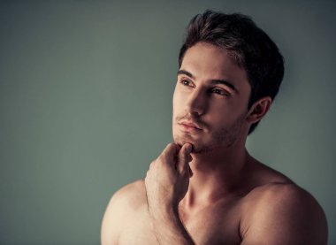 Yakışıklı genç adam. 