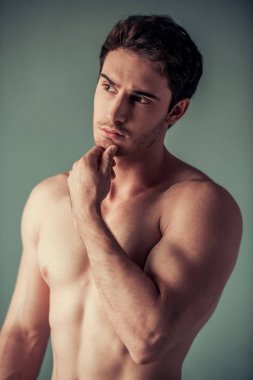 Yakışıklı genç adam. 