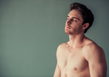 Yakışıklı genç adam. 